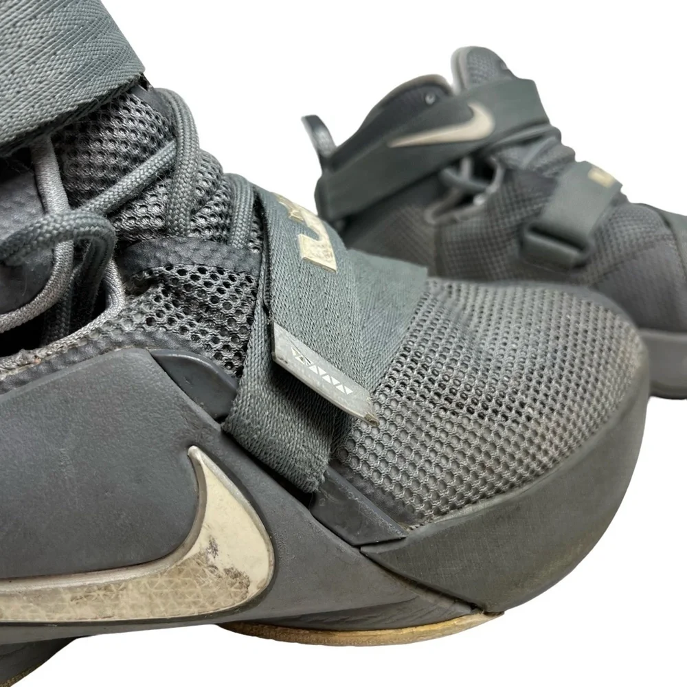 NIKE LEBRON JAMES 776471-003 Soldier IX 9 Basketball Athletic Gray Shoes sz 5 Y